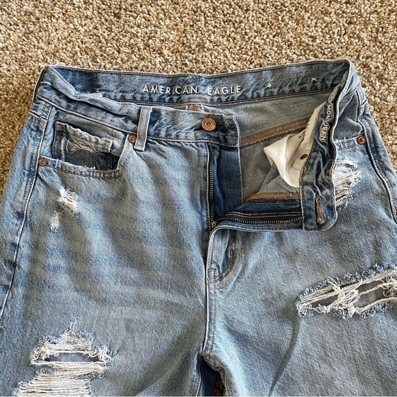 American Eagle Relaxed Mom Jeans Women’s 6 Long Blue Light Wash Tapered Ripped - Picture 6 of 16